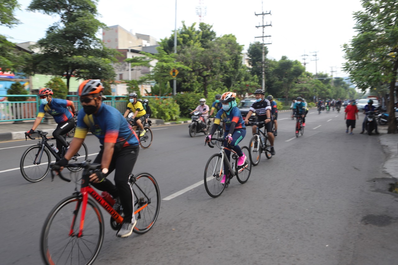 Kapolres Pelabuhan Tanjung Perak Gowes Bersama Forkopimda Kota Surabaya