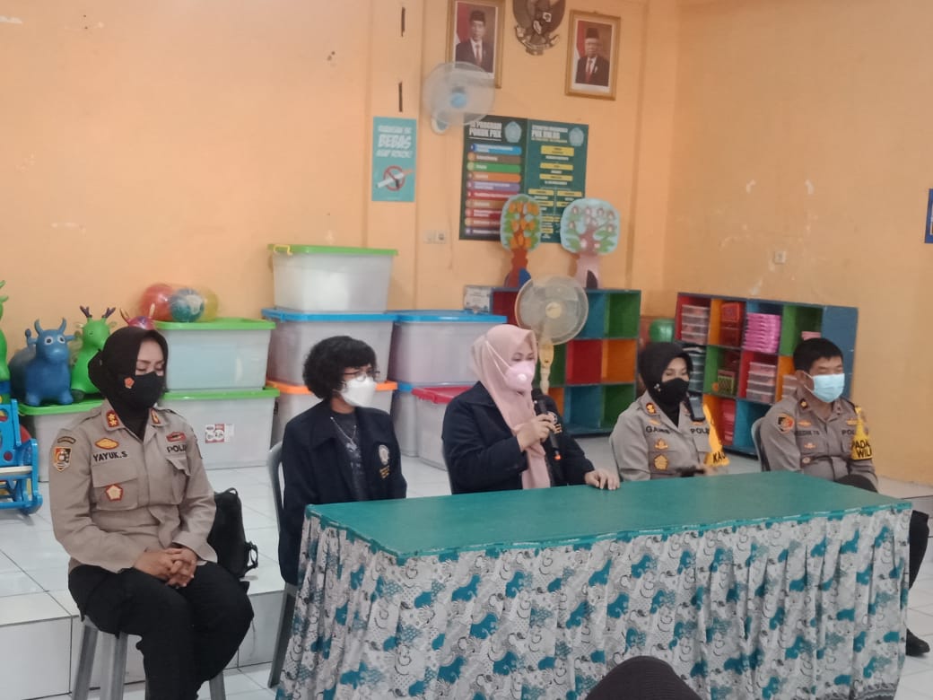 Pengecekan Kesiapan Posko PPKM Mikro Brigjen Pol Dr. Dra. Juansih Didampingi Kapolres Pelabuhan Tanjung Perak