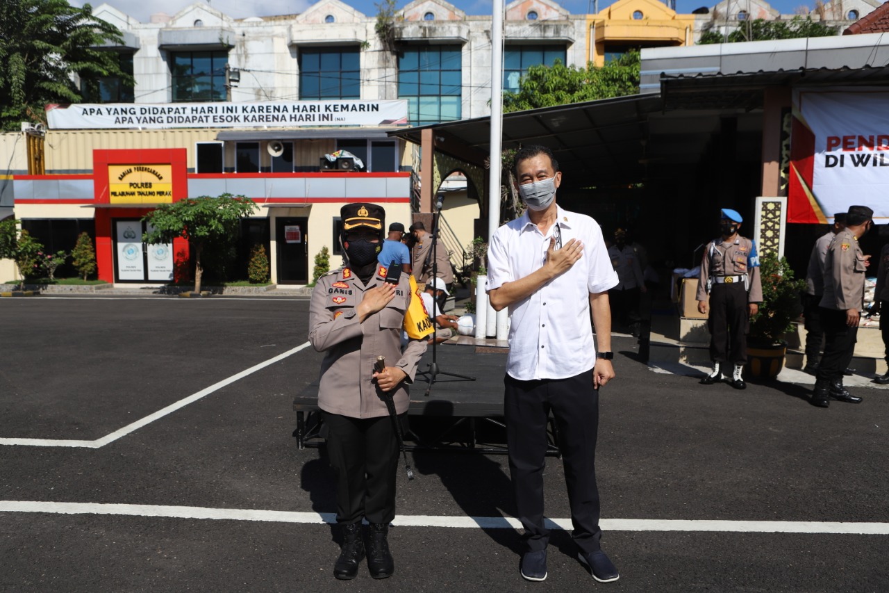 Bantuan Sosial Diberikan Kapolres Pelabuhan Tanjung Perak Kepada Warga Sekitar