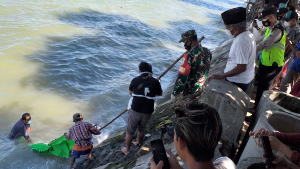 Mayat Terapung di Perairan Suramadu Dievakuasi Polairud Polres Bangkalan