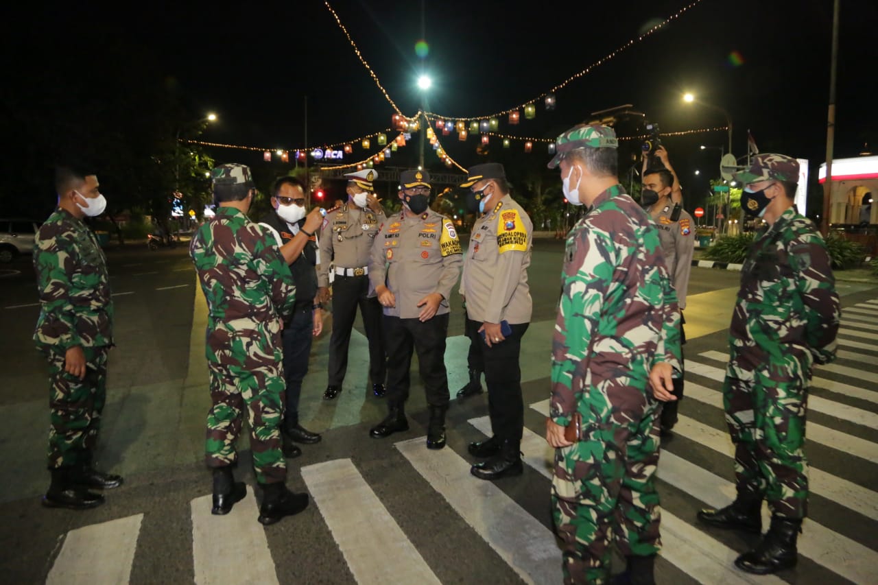 Pos PPKM Darurat Polrestabes Surabaya Ditinjau Wakapolda Jatim Bersama Forkopimda di Malam Hari