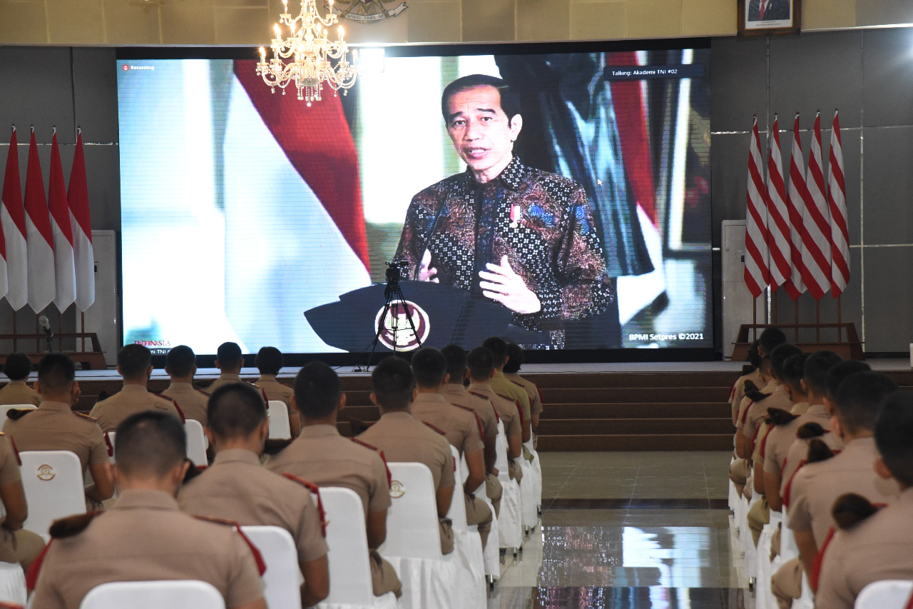 Presiden Joko Widodo Bekali 101 Calon Perwira Remaja AAL