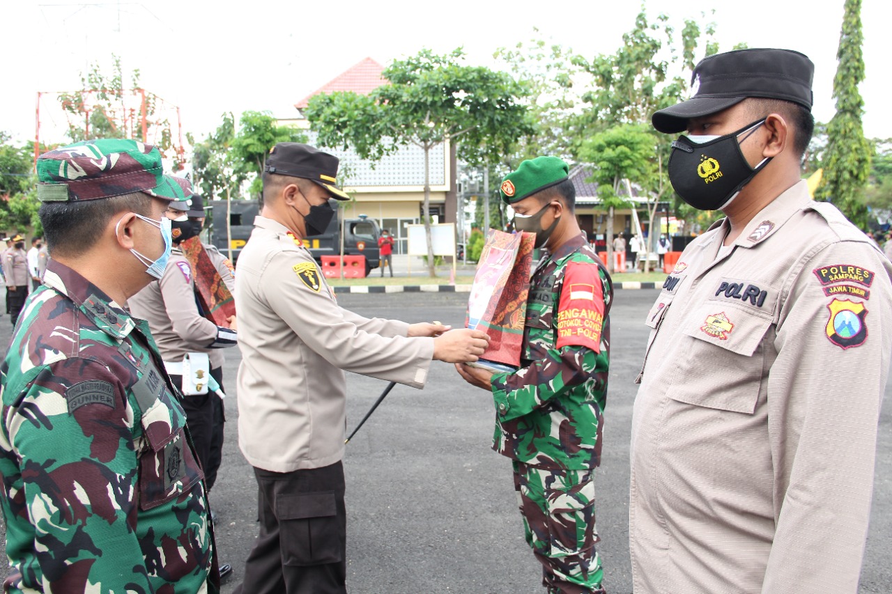 Distribusi Bansos PPKM Darurat Dilepas Kapolres Sampang