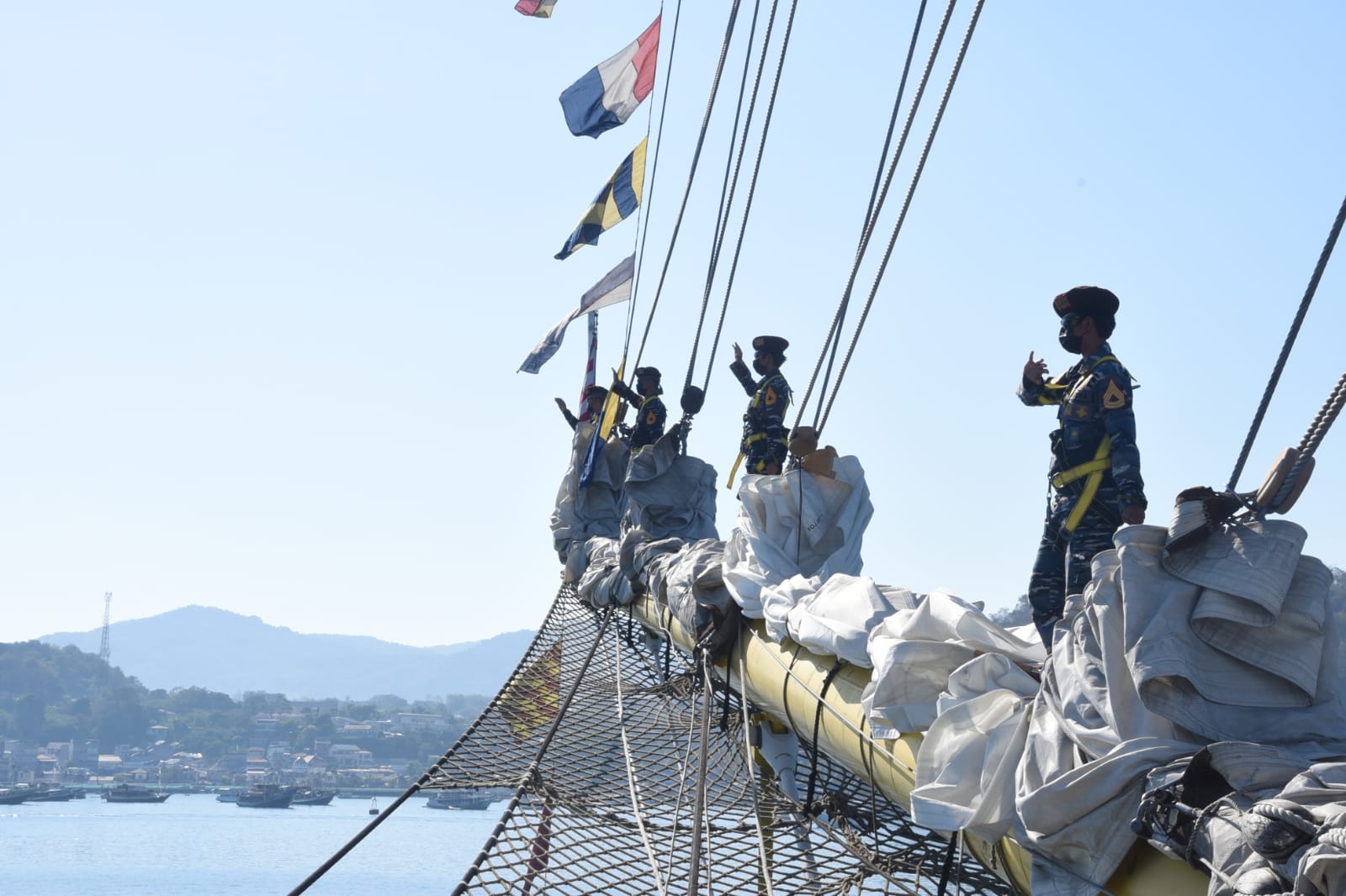 Tiba di Labuan Bajo, Taruna AAL Angkatan Ke-68 Lakukan Parade Roll di KRI Bima Suci