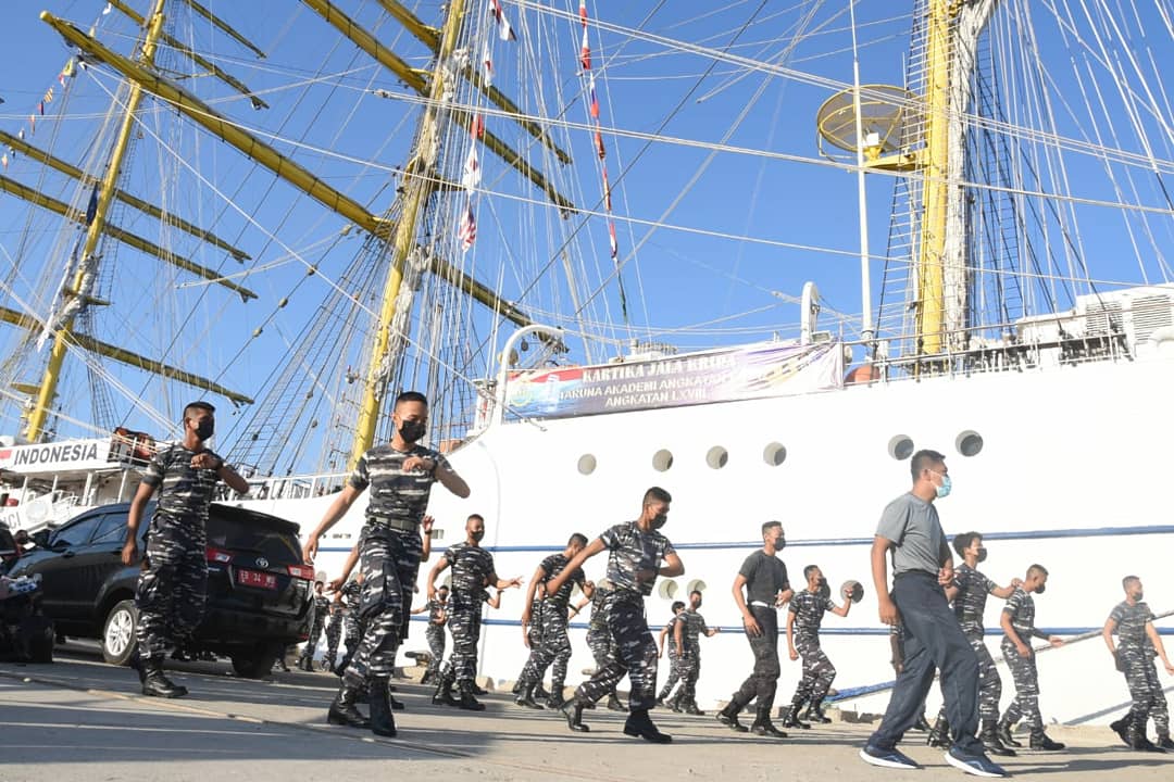 Nikmati Indahnya Alam Labuan Bajo, Taruna AAL Olahraga Bersama Untuk Menjaga Imun