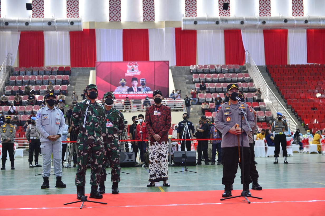 Kapolri Tinjau Vaksinasi “Merdeka Candi” di Semarang