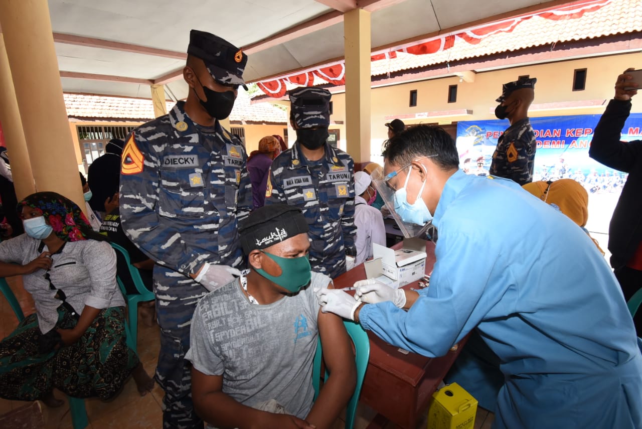 Serbuan Vaksin TNI AL Digelar di Pulau Mandangin, Madura