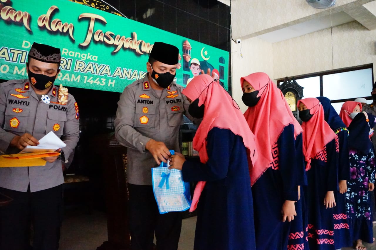 Di Hari Anak Yatim, Kapolres Pelabuhan Tanjung Perak Beri Santunan