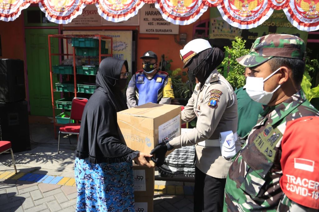 Penyaluran Ribuan Paket Bantuan Sosial Polrestabes Surabaya Kedepankan Fungsi Polwan