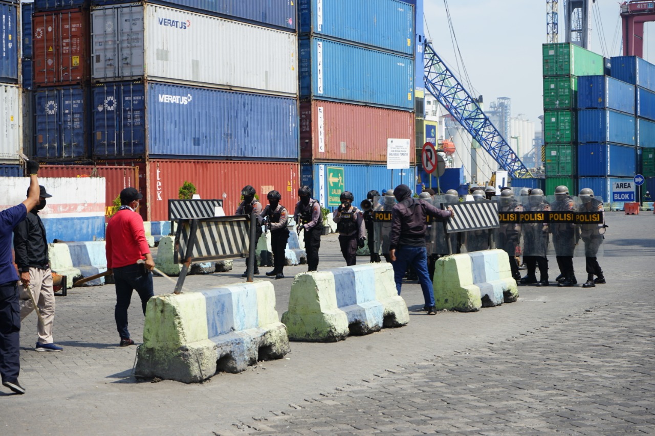 Di Terminal Berlian, Polres Pelabuhan Tanjung Perak Gelar Simulasi Sabotase dan Penyusupan