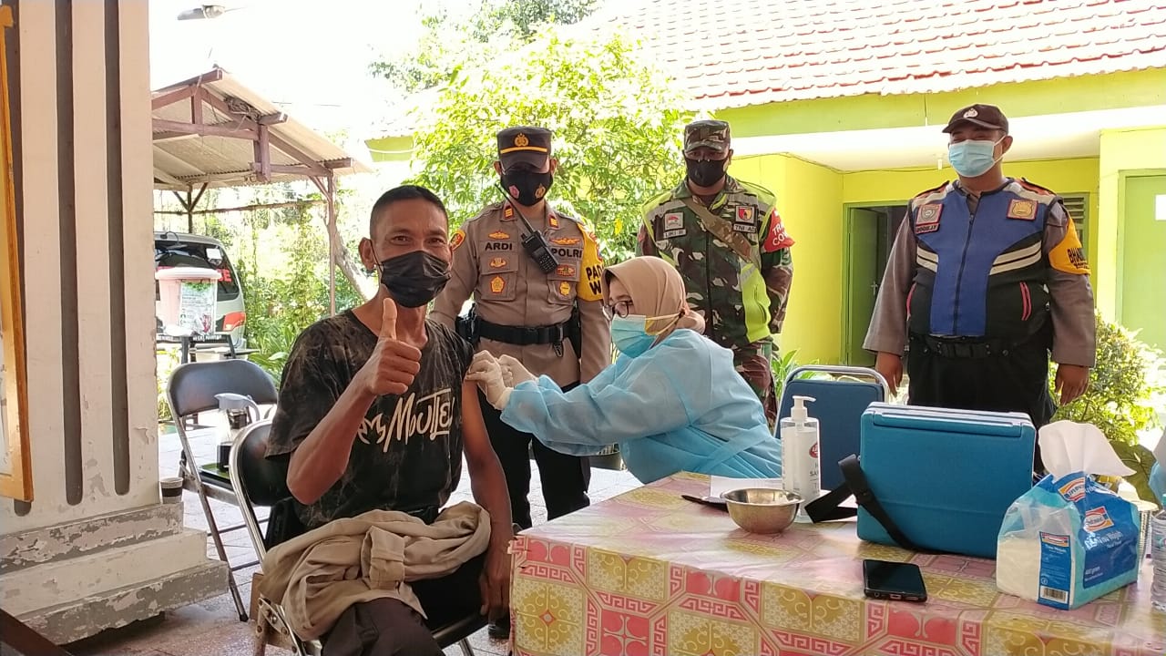 Kapolsek Mulyorejo Pantau Vaksinasi di Kelurahan Manyar Sabrangan