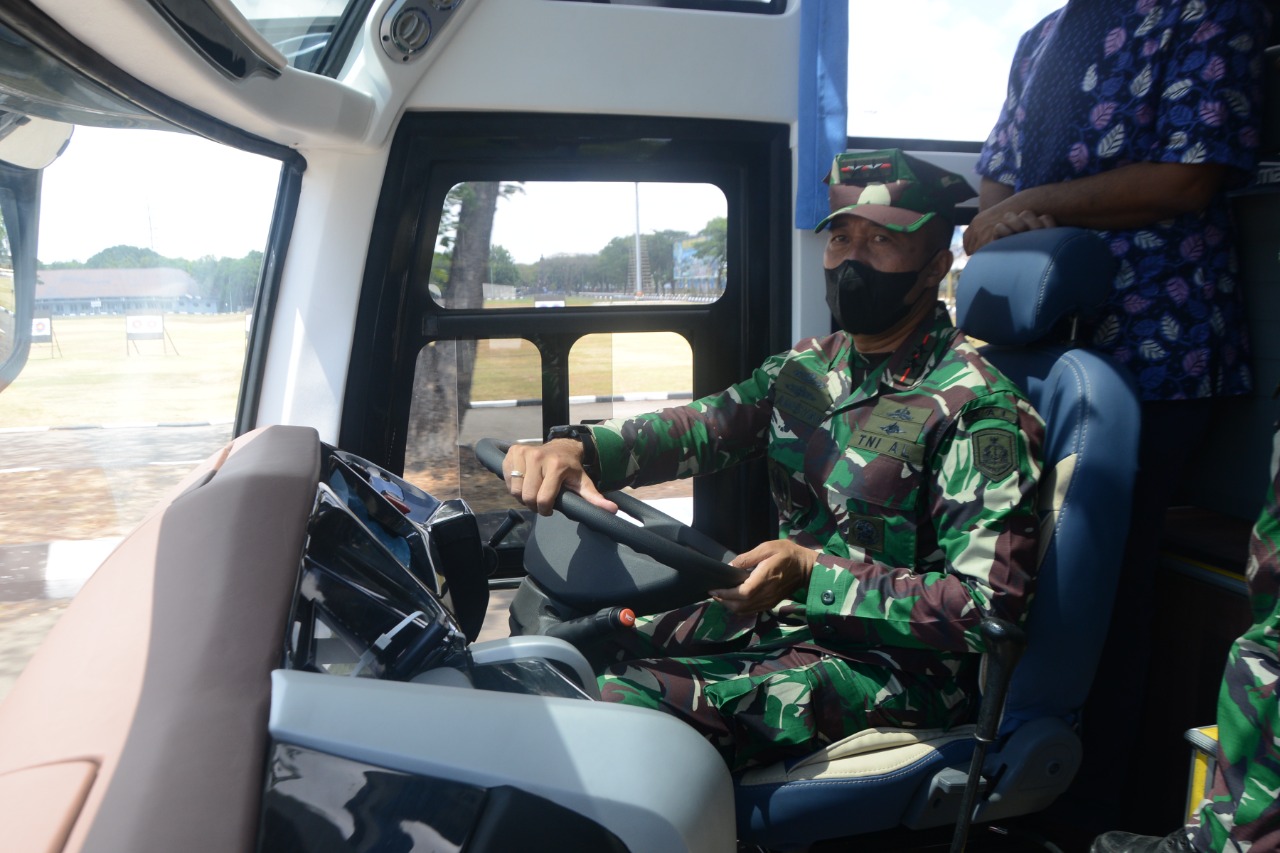 Keliling Lapangan Bumimoro, Gubernur AAL Test Drive Bus Randis dari Mabes TNI AL