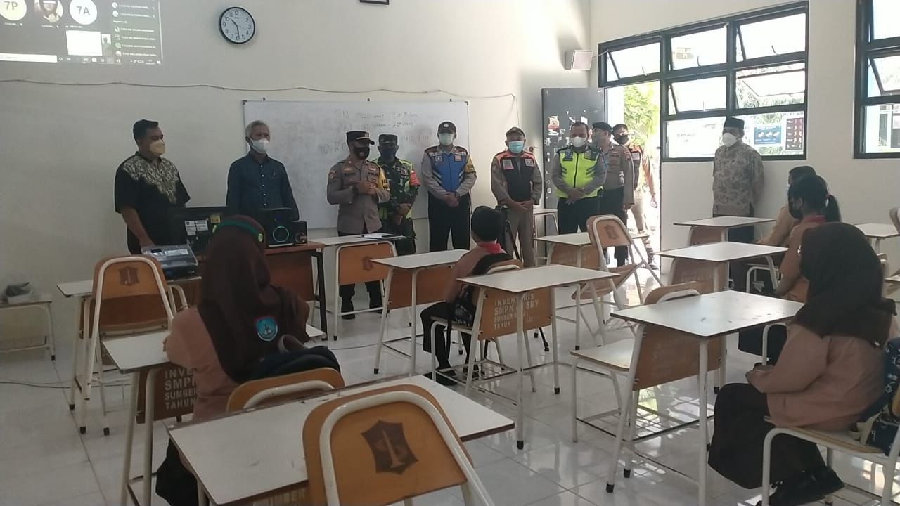 Pengecekan Penerapan Protokol Kesehatan Kapolsek Mulyorejo di SMPN 45 Surabaya