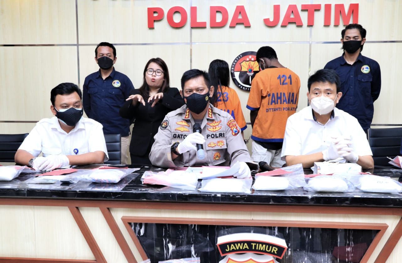 Pengedar Narkoba Jaringan Malaysia Ditangkap Subdit II Ditresnarkoba Polda Jatim di Apartemen