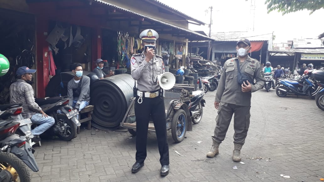 Vaksinasi Polsek Asemrowo Sasar Pedagang dan Pengunjung Pasar Loak