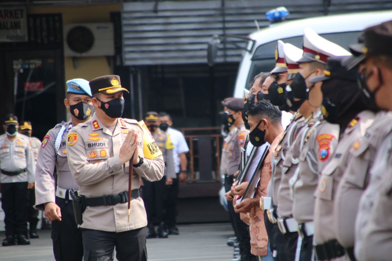 Upacara Kenaikan Pangkat Pengabdian, Kapolresta Malang Kota Berikan Penghargaan Anggota Berprestasi