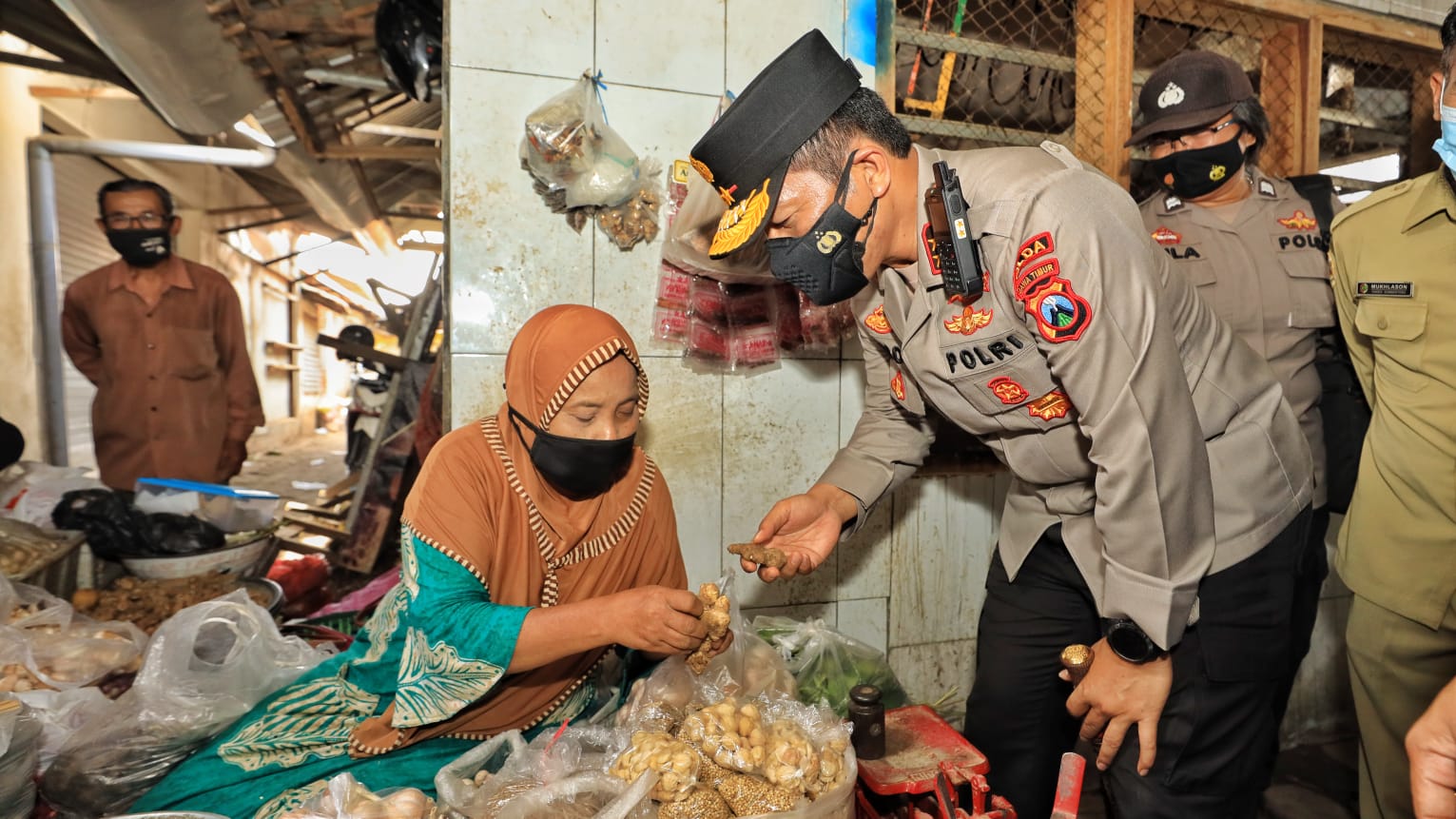 Kapolda Jatim Apresiasi Aiptu Sumilak “Mantri Pasar” Mojokerto Yang Ciptakan Sistem Sosial Kondusif