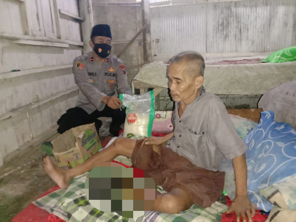 Warga Tidak Mampu Di Desa Rong Dalam Omben Diberi Bantuan oleh Bripka Khoirul Anam