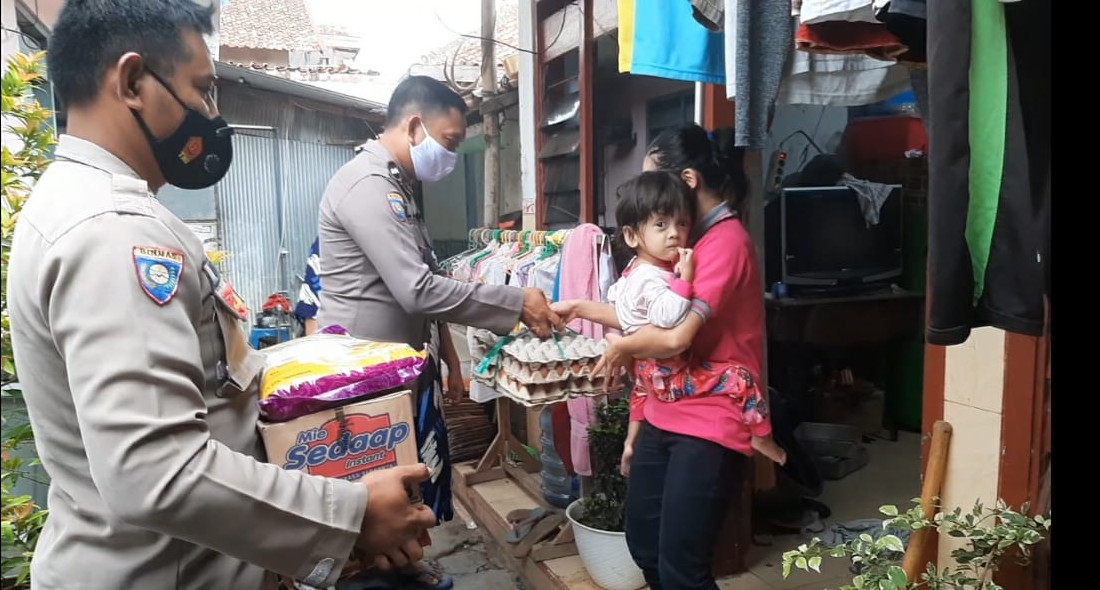 Satuan Binmas Polres Sampang ‘Jum’at Sedekah’ di Kediaman Anak Penderita Hidrosefalus