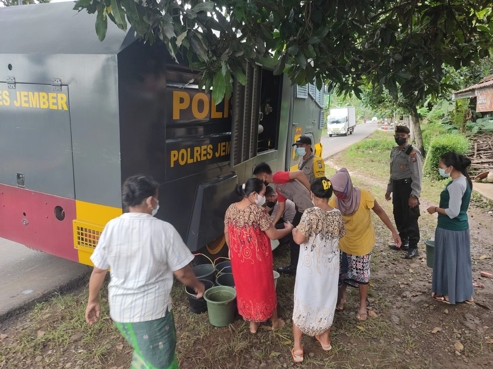 Warga Terdampak Banjir di Semboro Serbu Air Bersih dari Water Canon Polres Jember