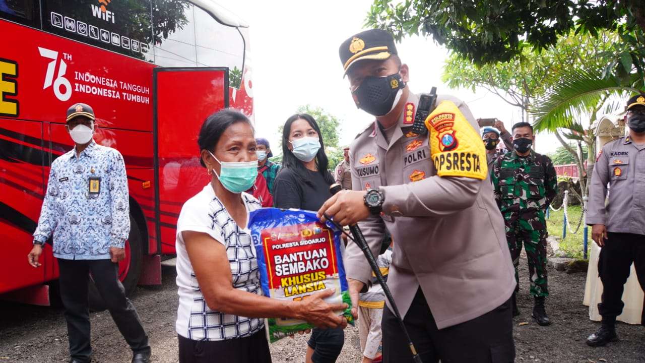 Polresta Sidoarjo Edukasi Pengendara dan Sediakan Vaksinasi Dalam Ops Zebra Semeru 2021