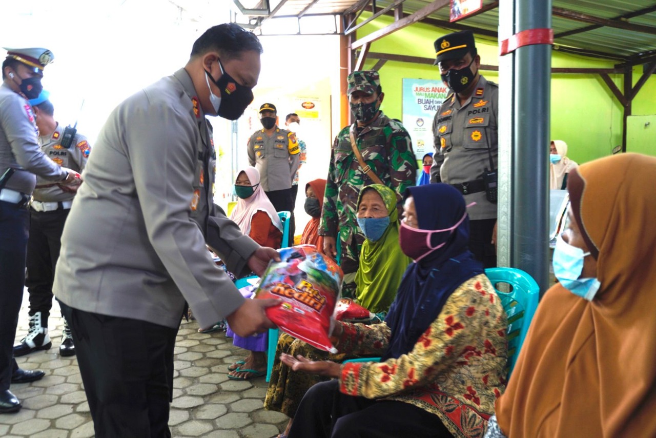 Tinjau Vaksinasi Lansia, Kapolres Bojonegoro AKBP EG Pandia Salurkan Bantuan Sosial