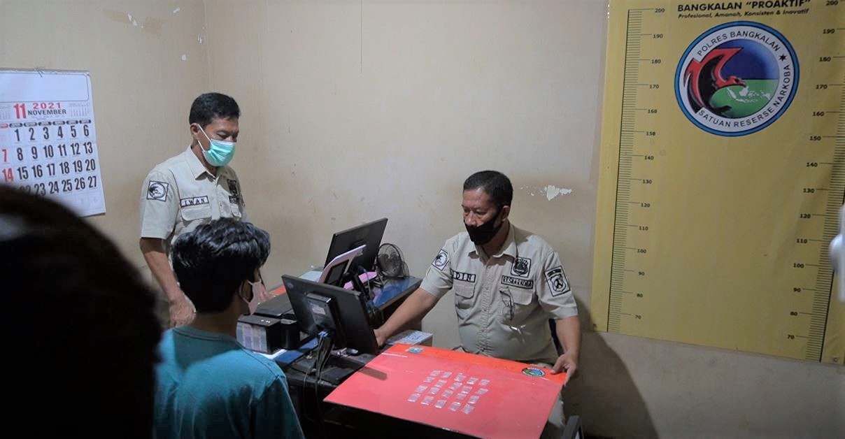 Sebelum Diedarkan Ke Pelajar, Polisi Bangkalan Tangkap Pengedar Sabu di Rumahnya