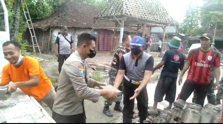 Tiga Pilar Bersama Polsek Jambon Kompak Bantu Renovasi Rumah Warga Tidak Layak Huni