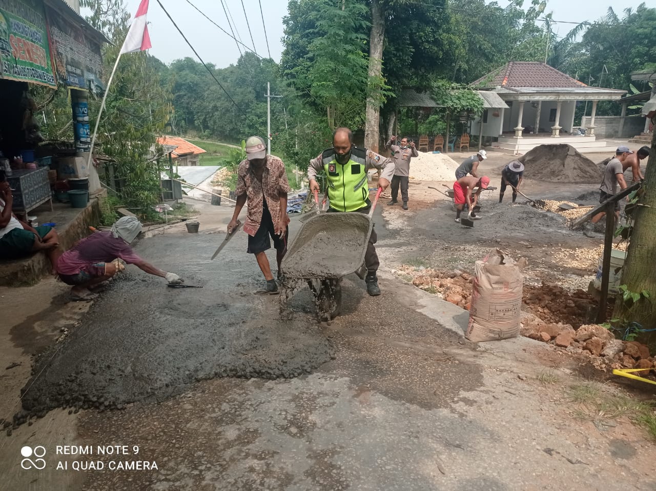 2 Anggota Polsek Geger Bersama Warga Gotong Royong Perbaiki Jalan Desa