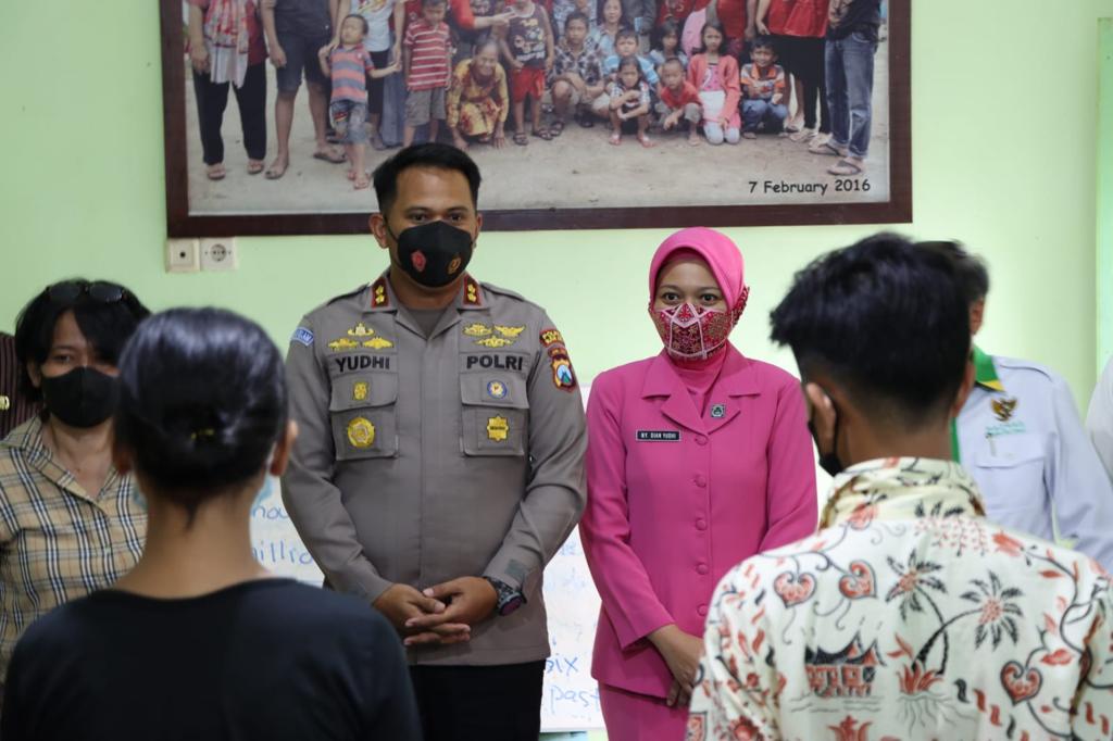 Kapolres Blitar Kota Beri Edukasi dan Vaksinasi Anak Jalanan