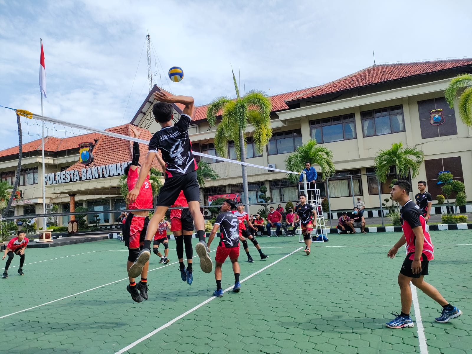 Lapangan Polresta Banyuwangi Dijadikan Tempat Latih Tanding Volly