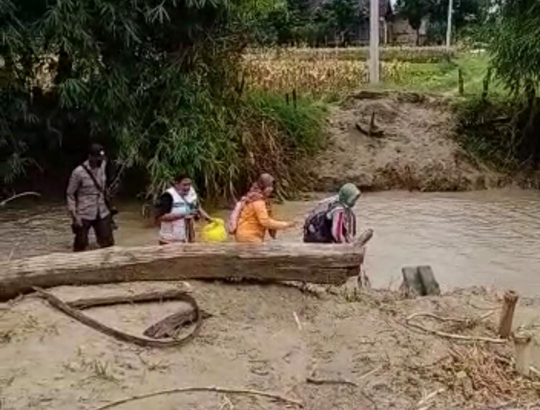 Vaksinasi Door to Door, Polisi Bojonegoro Semberangi Sungai Menuju Rumah Warga