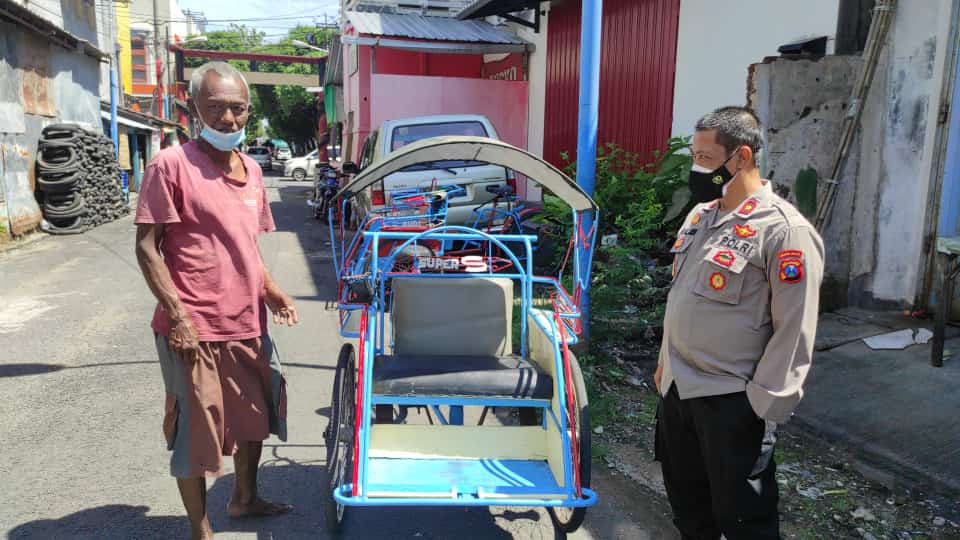 Becak Baru Diberikan Kapolsek Mojoroto Polres Kediri Kota Ke “Ponijan” Korban Pencurian