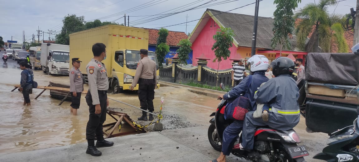 Wilayah Blega Macet, Wakapolres Bangkalan Himbau Pengguna Jalan Lewati Jalur Pantura