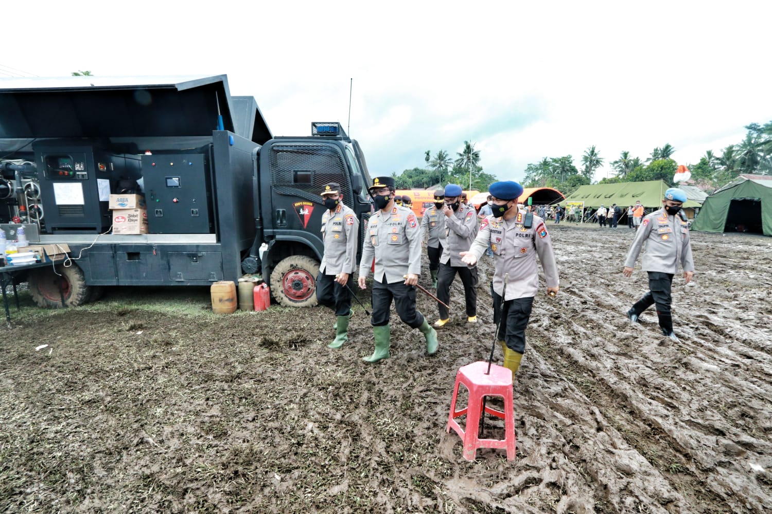 Posko Tanggap Darurat dan Dapur Umum Brimob Polda Jatim di Cek Kabaharkam Polri