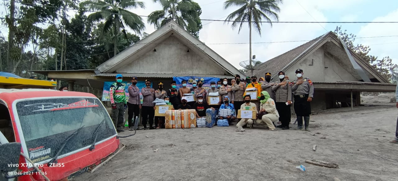 Polwan RI Salurkan Bansos dan Gelar Trauma Healing Ke Korban Gunung Semeru