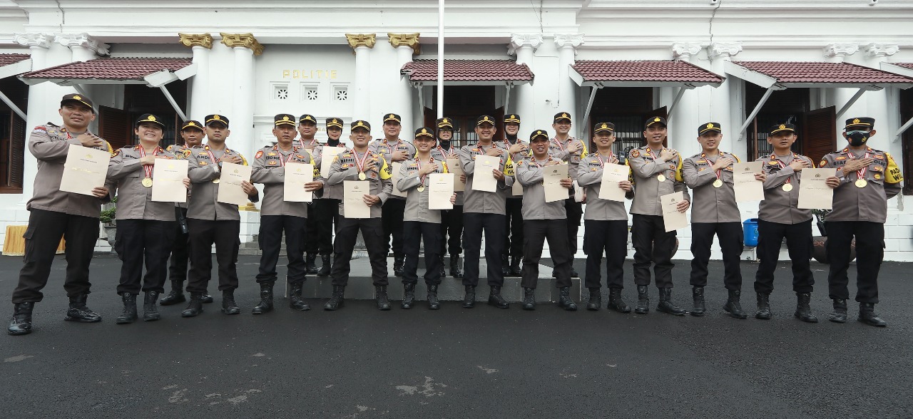 107 Personil dan ASN Polrestabes Surabaya Terima Penghargaan di Apel Jam Pimpinan