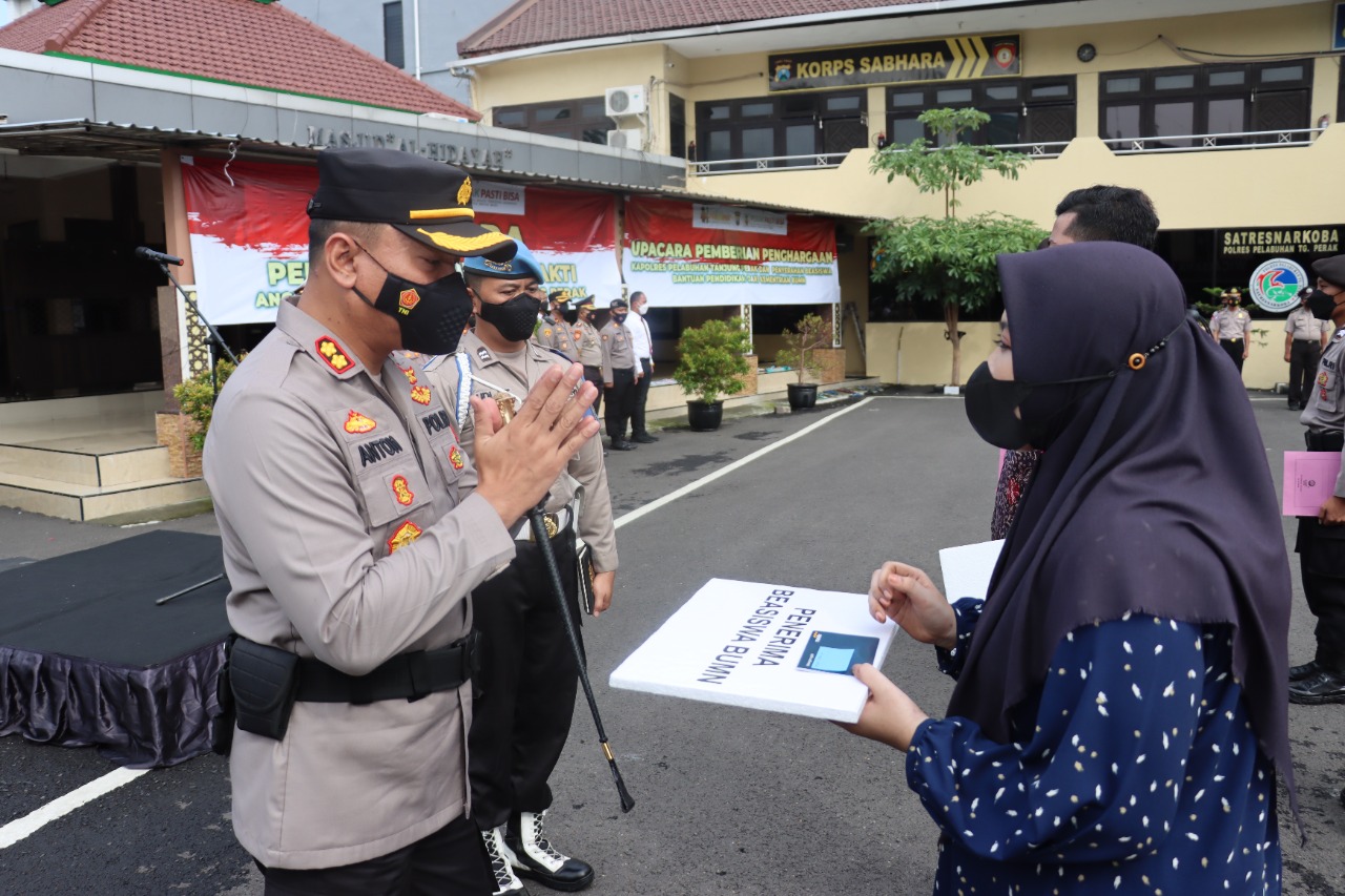 Upacara Pemberian Penghargaan, Beasiswa dan Purna Bhakti Dipimpin Kapolres Pelabuhan Tanjung Perak