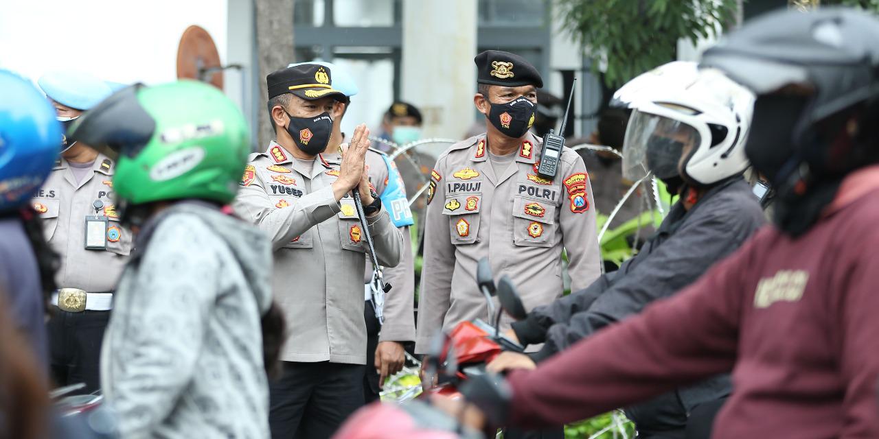 Kapolrestabes Surabaya Turun Langsung Pantau Aksi Unjuk Rasa di Depan Permata Bank