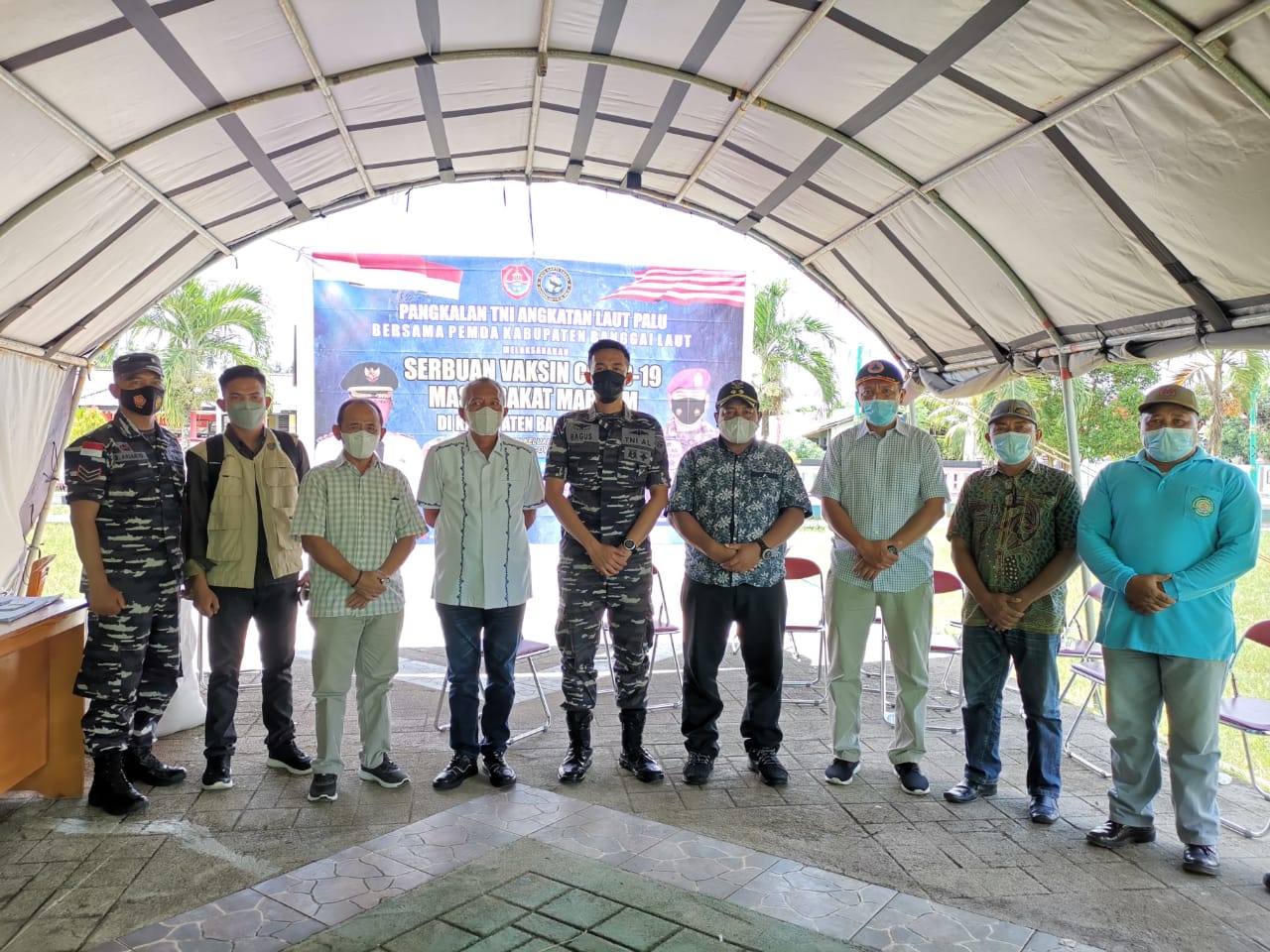 Guna Dapatkan Vaksin Masyarakat Setempat Serbu Alun-Alun Taman Kota Banggai Laut