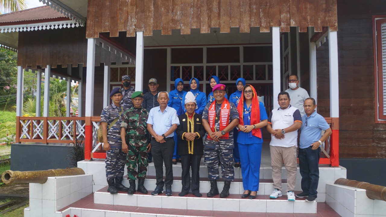 Bupati Banggai Laut Didampingi Danlanal Palu Berikan Bingkisan Khusus Kepada Masyarakat Yang Ikut Vaksinasi Covid-19