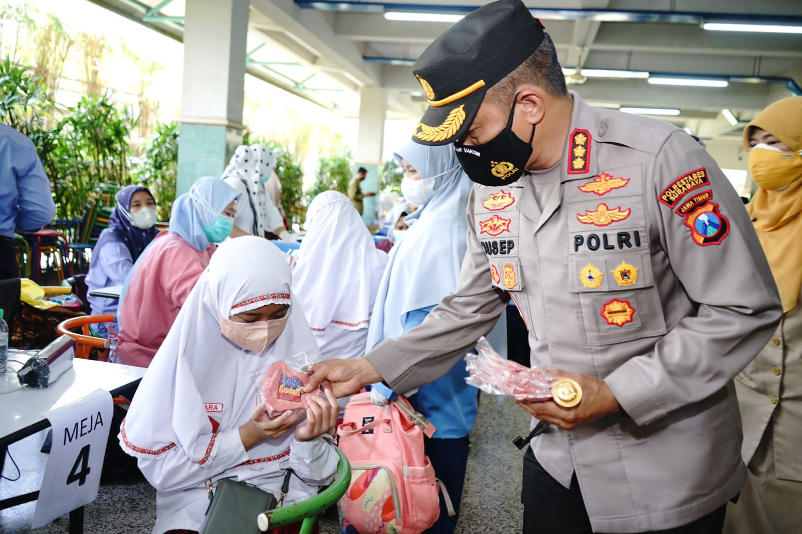 Di SD Al Hikmah, Kapolrestabes Surabaya Tinjau Vaksinasi Anak Usia 6-11 Tahun