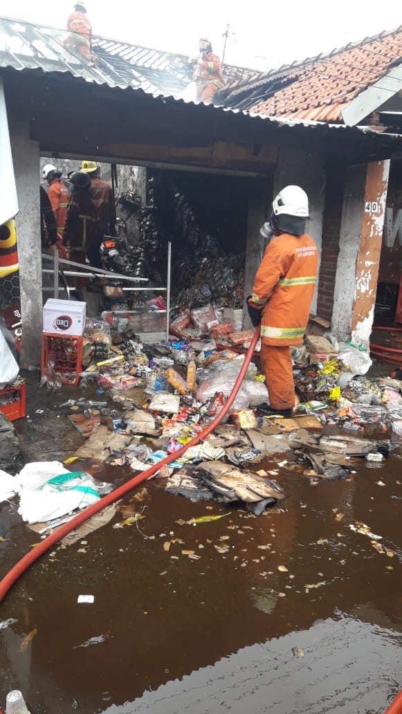 Kebakaran Toko Kelontong dan 2 Rumah di Pacarkeling Gang 7 Akibat Konsleting Listrik