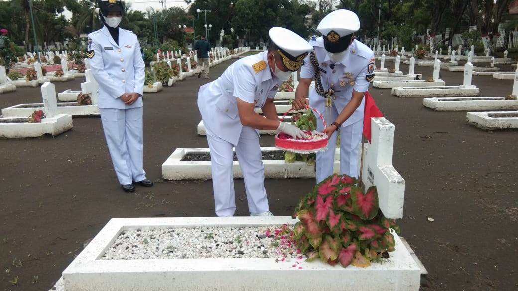 Jelang Hari Dharma Samudera Tahun 2022, Kaskoarmada II Hadiri Upacara Ziarah Di TMP Kusuma Bangsa