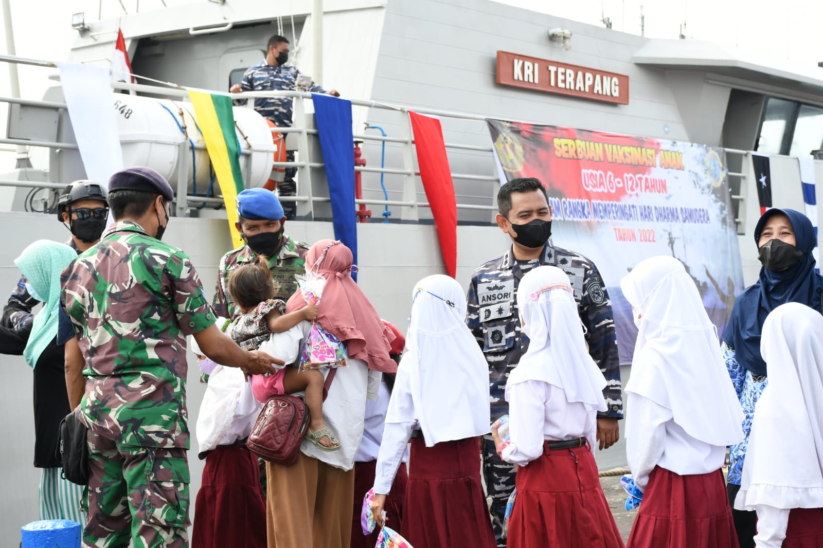 Menarik Minat Anak-Anak Ikut Vaksin, TNI AL Lanal Banyuwangi Gelar Vaksinasi Covid-19 di KRI Terapang-648