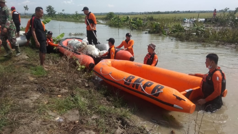 BPBD Bojonegoro dan Warga Gotong Royong Tangani Tanggul Jebol