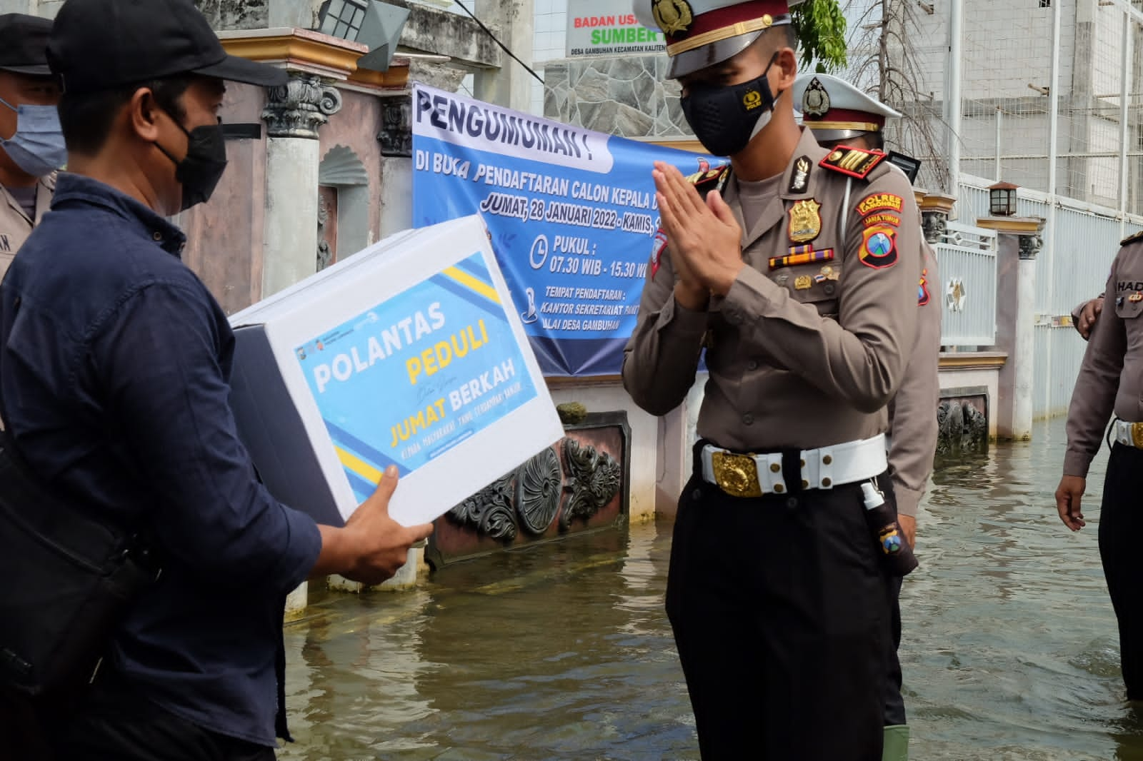 “POLANTAS PEDULI” Gunakan Perahu Bagikan Sembako Kepada Warga Terdampak Dan Terisolir Akibat Banjir