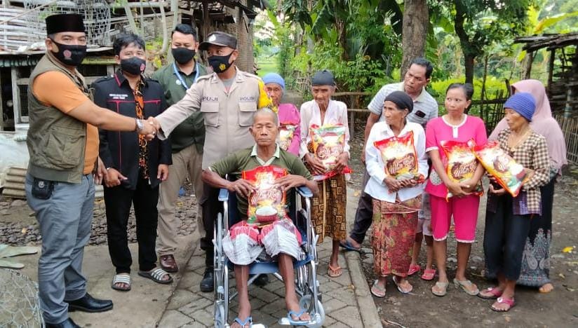 Bhabinkamtibmas Polres Situbondo dan Persatuan Advokat Indonesia Pasuruan Wujudkan Mimpi Kakek Parto Miliki Kursi Roda