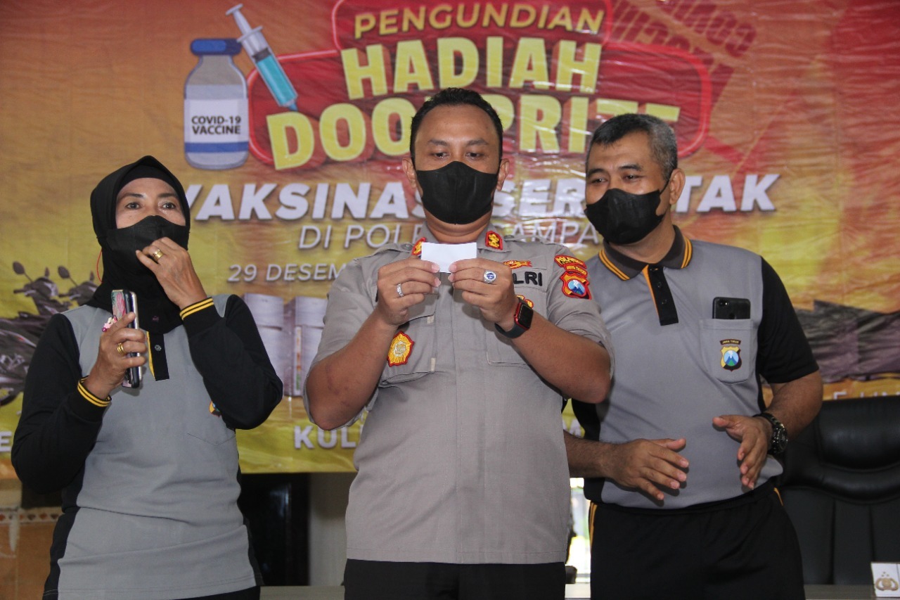 Polres Sampang Laksanakan Pengundian Doorprize Vaksinasi Serentak Berhadiah 3 Sepeda Motor