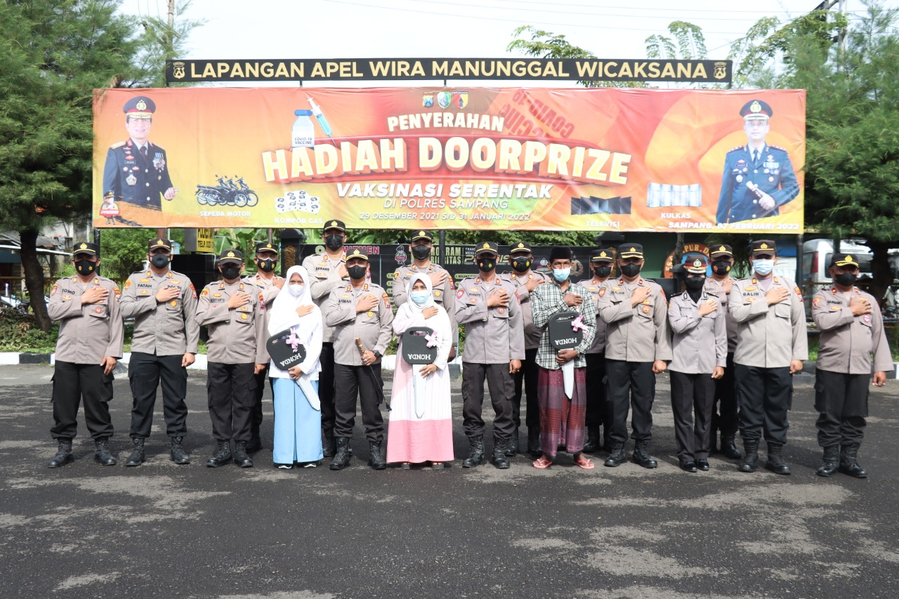 Kapolres Serahkan 3 Sepeda Motor Pemenang Undian Doorprize Vaksinasi Serentak di Polres Sampang